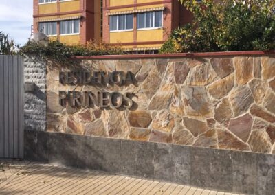 Acceso principal a Residencia Pirineos, residencia de mayores en Zaragoza, con fachada identificativa en el barrio de Casablanca.