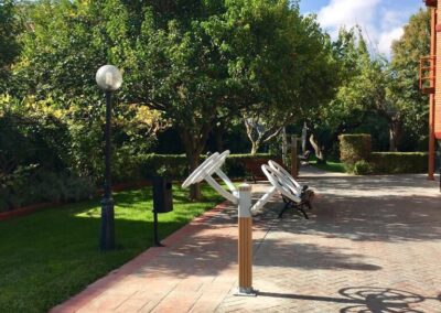 Zona de ejercicio al aire libre en Residencia Pirineos, residencia de mayores en Zaragoza con instalaciones para fomentar el envejecimiento activo y saludable.