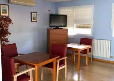Sala de descanso en Residencia Pirineos, residencia de mayores en Zaragoza, con zonas comunes acogedoras y climatizadas para el confort diario.