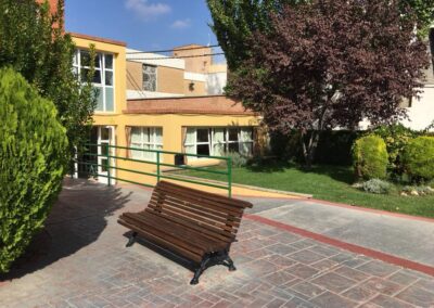 Zona ajardinada de Residencia Pirineos en Zaragoza, residencia de mayores con espacios exteriores tranquilos y accesibles para el descanso diario.