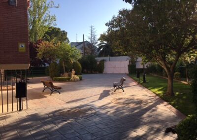 Fachada principal de Residencia Pirineos, residencia de mayores en Zaragoza con jardines y entorno tranquilo en Casablanca.