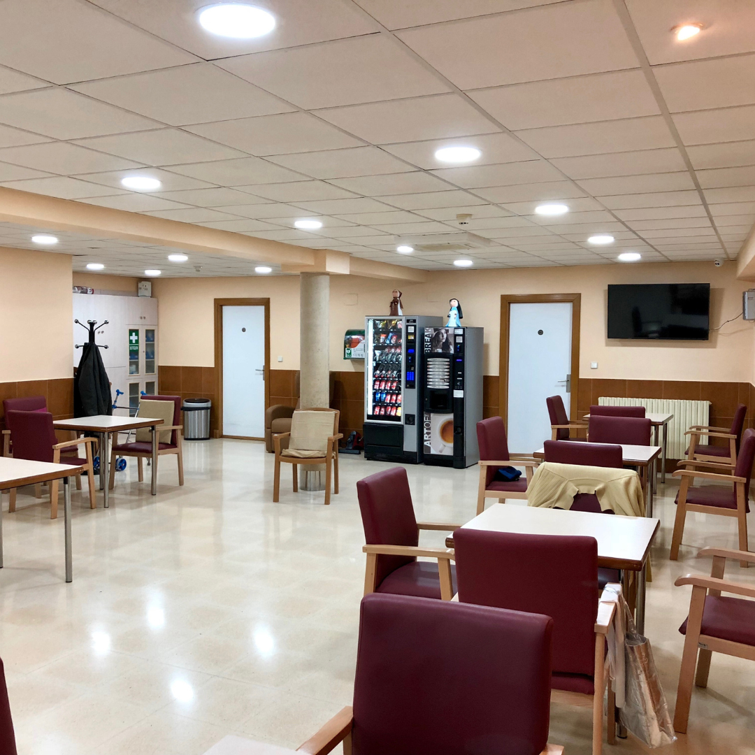 Zona de estar interior – Residencia de mayores en Zaragoza Sala común de Residencia Pirineos, residencia de mayores en Zaragoza, con espacios amplios, accesibles y adaptados para el confort y la convivencia diaria.